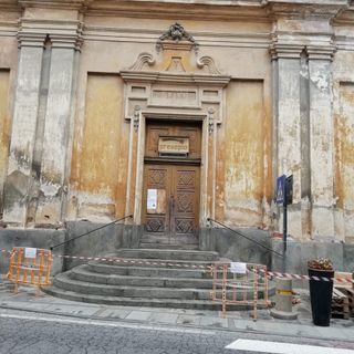 Lavori in vista sulla facciata di San Bernardino a Bricherasio
