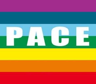 Diverse anime in strada a Pinerolo per una fiaccolata per la pace
