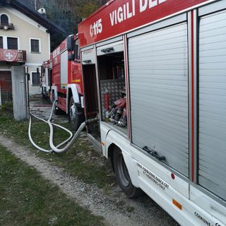 Vigili del fuoco e Aib al lavoro per spegnere l’incendio di Bibiana