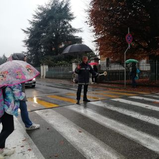 Guido Godino fuori dalle scuole
