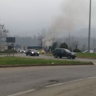 Il bus in fiamme al ponte di Bibiana