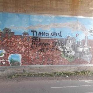 Il murale della memoria bricherasiese imbrattato da una scritta amorosa