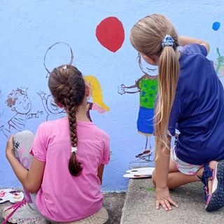 Gli alunni delle elementari al lavoro per il murale di piazza Giretti