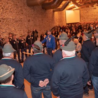Il Coro dle Piase di Campiglione Fenile si esibisce per Paola di Liegi e suo marito (Foto di Walter Curti)