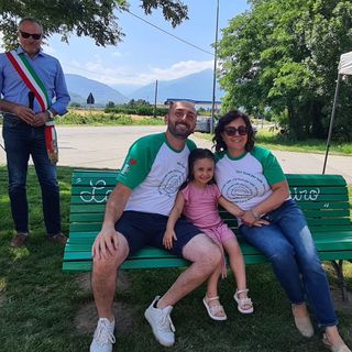 In piedi il sindaco Paolo Rossetto, seduti Massimo Gasca, la figlia Ludovica e la moglie Elena Lauro