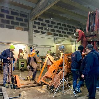 Gli Amici del Pellice mentre lavorano al carro di Carnevale