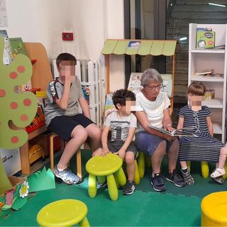Marisa Perassi durante le letture del sabato in biblioteca a Cavour