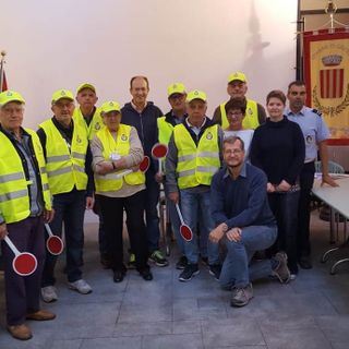 I nonni vigile a Cavour con la paletta e... «lo stemma dei buoni»