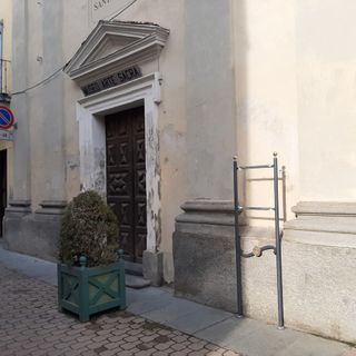 La bacheca danneggiata davanti a Santa Croce a Cavour