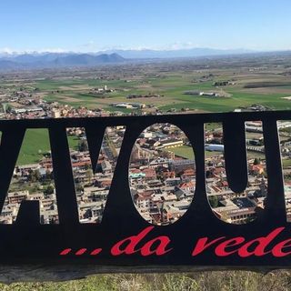 Il nuovo cartello in cima alla Rocca di Cavour