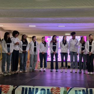 La squadra sul palco della presentazione