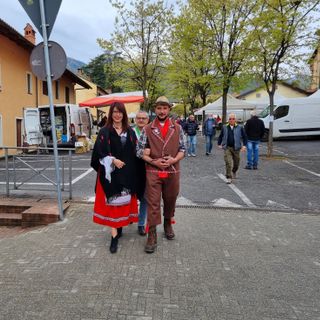 La Frutasera Sabrina Dovis con il Frutasè e la vicesindaco Marina Ferrero