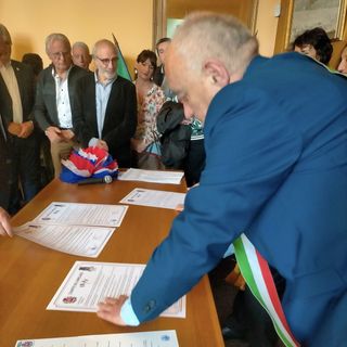 La firma del gemellaggio in Francia
