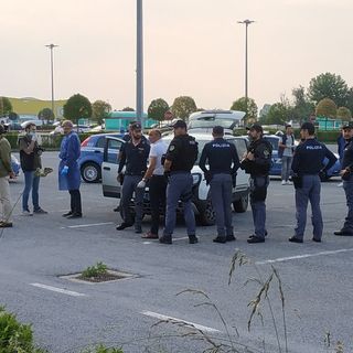 Cuneo: militare spara alla compagna nel parcheggio dell'Auchan e poi si denuncia alla polizia (VIDEO)