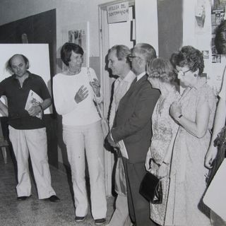 Filippo Scroppo, terzo a sinistra, all’inaugurazione di una mostra nel 1980