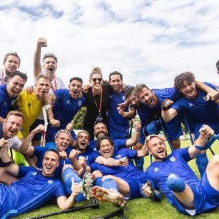 Maurizio Allasia, il primo in basso a sinistra, con la maglia bianca, festeggia il quinto posto con squadra e staff