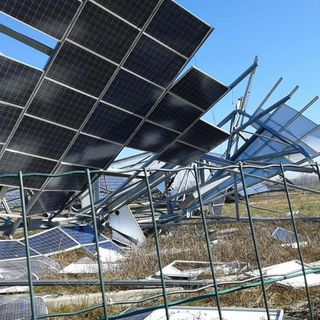 Il vento ha danneggiato due vele del parco fotovoltaico di Frossasco e non sono ancora state riparate