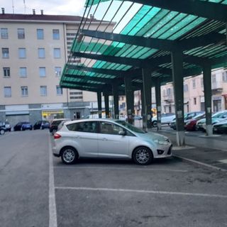 Vento forte: danni in piazza Roma a Pinerolo, stop al mercato del produttori Vento forte: danni in piazza Roma a Pinerolo, stop al mercato del produttori