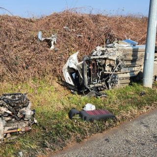 L'auto uscita fuori strada a Pinerolo