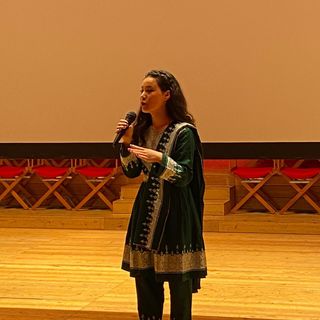 Zarifa Hussaini al Festival delle culture a L’Aquila con l’abito tradizionale Hazara Zarifa Hussaini al Festival delle culture a L’Aquila con l’abito tradizionale Hazara