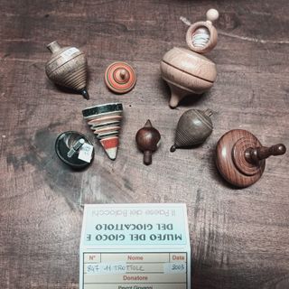 Alcune trottole del Museo del Gioco e del Giocattolo di Luserna San Giovanni