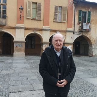 Il vescovo emerito di Pinerolo, Pier Giorgio Debernardi, nel suo nuovo paese di residenza, Luserna San Giovanni