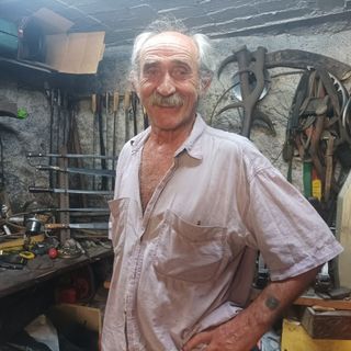 Pino Costa nella sua fucina a Lantaret