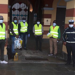 Luserna San Giovanni dona gilet catarifrangenti per i raccoglitori della frutta