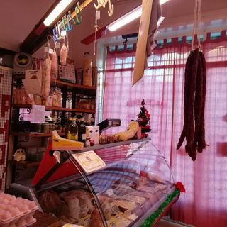 Il negozio dopo la razzia di salami
