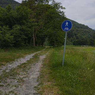 La strada che costeggia il Pellice, la zona dove è avvenuta l’aggressione
