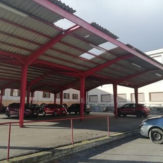 Il vento spazza via alcune lastre del mercato di Luserna San Giovanni: «Le sostituiremo il prossimo anno»