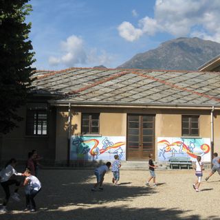 Luserna San Giovanni primaria via Tegas bimbi in cortile Luserna San Giovanni primaria via Tegas bimbi in cortile