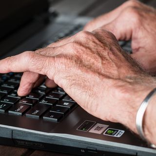 Uno sportello per imparare a usare il web e fare pratiche online