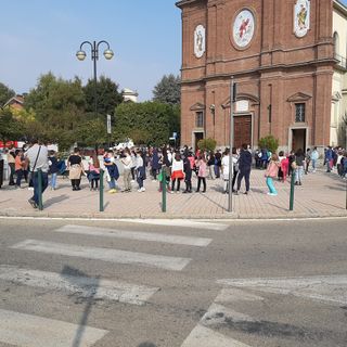 Gli alunni evacuati in piazza Vigo a None