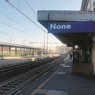 Al via una petizione per riaprire la sala d’attesa della stazione di None