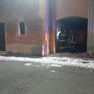 I vigili del fuoco in azione in corso Castello 2 a None