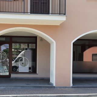 Tenta di sfondare a sprangate la porta di un bar a Pancalieri