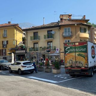 La prova di pedonalizzazione di piazza Marconi a Perosa Argentina