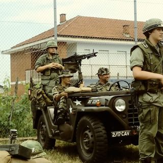 Scene di guerra nel centro di San Pietro Val Lemina, ricordando il disastro del Freidour