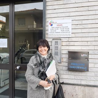 Agnese Buoni fuori dagli uffici del Ciss in via Montebello a Pinerolo