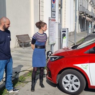 Andrea Barra e Giulia Proietti vicino alla colonnina di ricarica di fronte al Comune