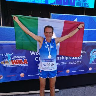 Andrea Burlo con la medaglia d’argento e la bandiera italiana