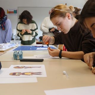 Gli studenti del Buniva al lavoro per realizzare i pupazzi protagonisti del cortometraggio (Archivio fotografico IIS M. Buniva)