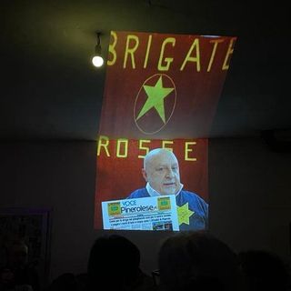 La proiezione del fotomontaggio al centro del caso
