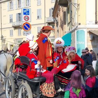 Gianduja e le sue Giacomette sul calesse per la consegna delle chiavi della città