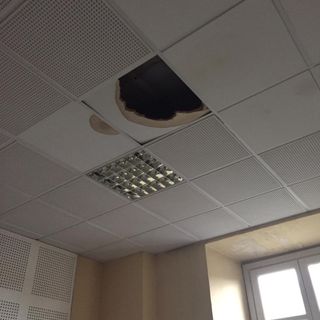 Cede una parte di pannello del controsoffitto di una classe del Liceo Porporato di Pinerolo