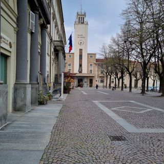 Primo Maggio: manifestazione davanti al teatro sociale di Pinerolo