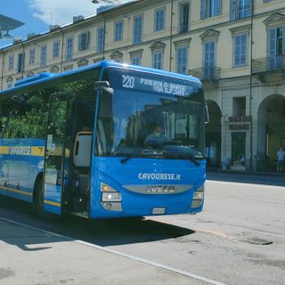 Bus della Cavourese in piazza Cavour a Pinerolo (foto di Cinzia Consolati)