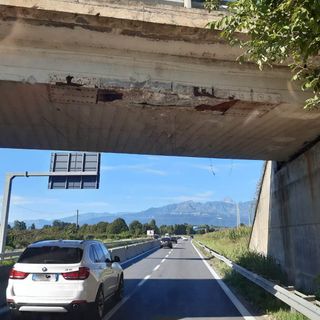 Urto contro un cavalcavia della tangenziale di Pinerolo: «Non ci sono danni strutturali»