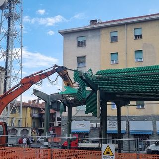 Nuova piazza Roma di Pinerolo: iniziati i lavori di demolizione della tettoia